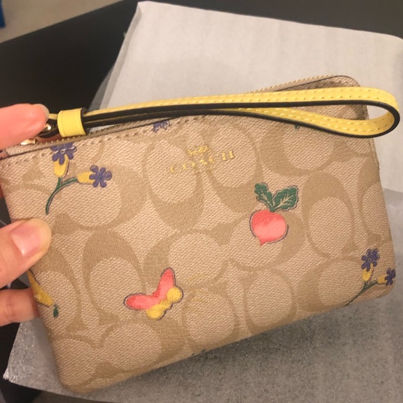 Coach Corner Zip Wristlet In Signature Canvas With Dreamy Veggie Print - Picture 4 of 7